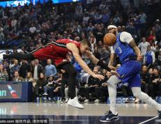 泰瑞(ruì)斯-馬(mǎ)克西38分引爆全場(chǎng)！独行(xíng)俠(xiá)末节崩盘不敵(dí)76人(rén)