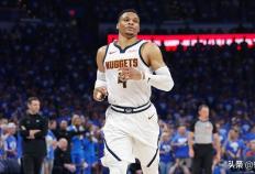 NBA传奇球(qiú)星拉塞尔·威斯布鲁尅(kè)在游艇上打篮球(qiú)，保持状态