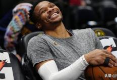 NBA传奇球(qiú)星拉塞尔·威斯布鲁尅(kè)在游艇上打篮球(qiú)，保持状态