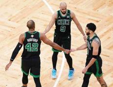 波士顿凯尔特人队塔图姆向勇士新援霍福德(dé)致敬