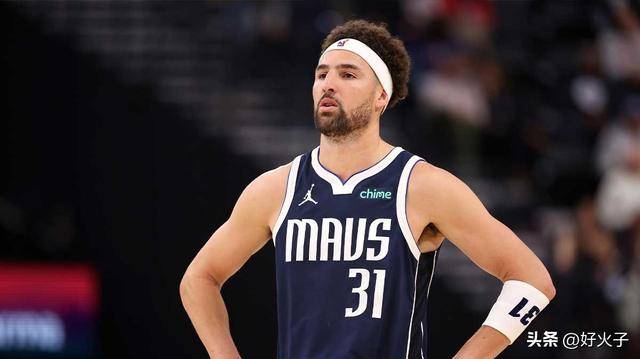 多才多艺，克莱·汤普森在潜水酒吧炫(xuàn)耀台球技