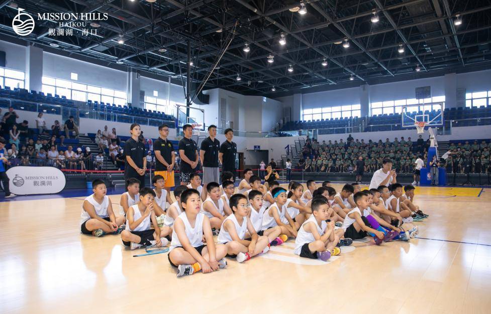 NBA籃(lán)球公园海口观澜湖旗艦(jiàn)馆开放日暨2025籃(lán)球夏令营开营,斯蒂芬·马布里现身助阵