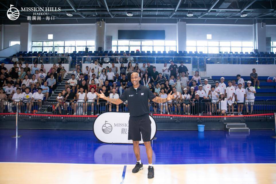 NBA籃(lán)球公园海口观澜湖旗艦(jiàn)馆开放日暨2025籃(lán)球夏令营开营,斯蒂芬·马布里现身助阵