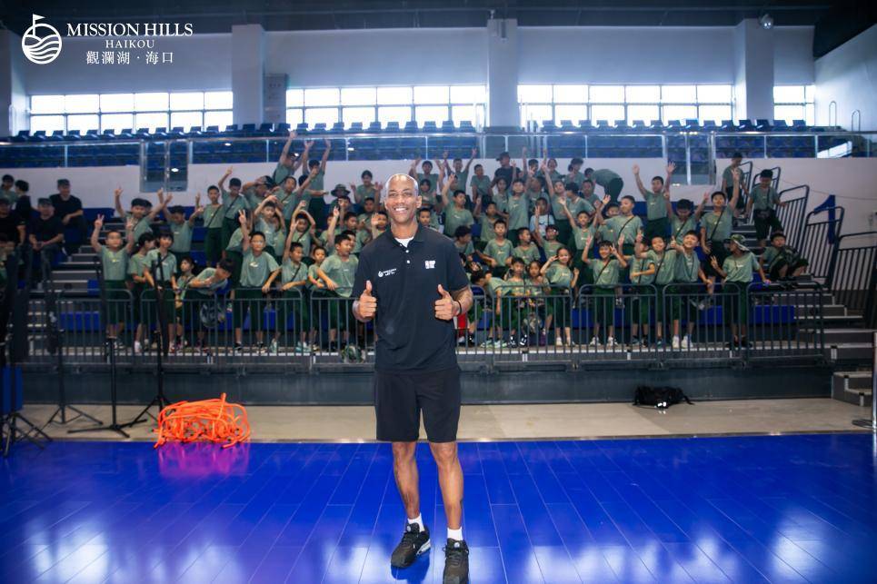 NBA籃(lán)球公园海口观澜湖旗艦(jiàn)馆开放日暨2025籃(lán)球夏令营开营,斯蒂芬·马布里现身助阵