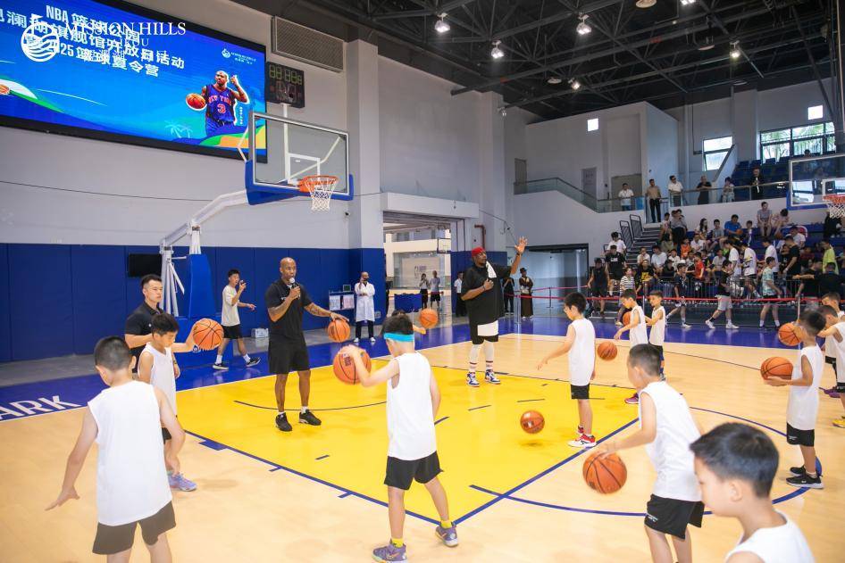 NBA籃(lán)球公园海口观澜湖旗艦(jiàn)馆开放日暨2025籃(lán)球夏令营开营,斯蒂芬·马布里现身助阵
