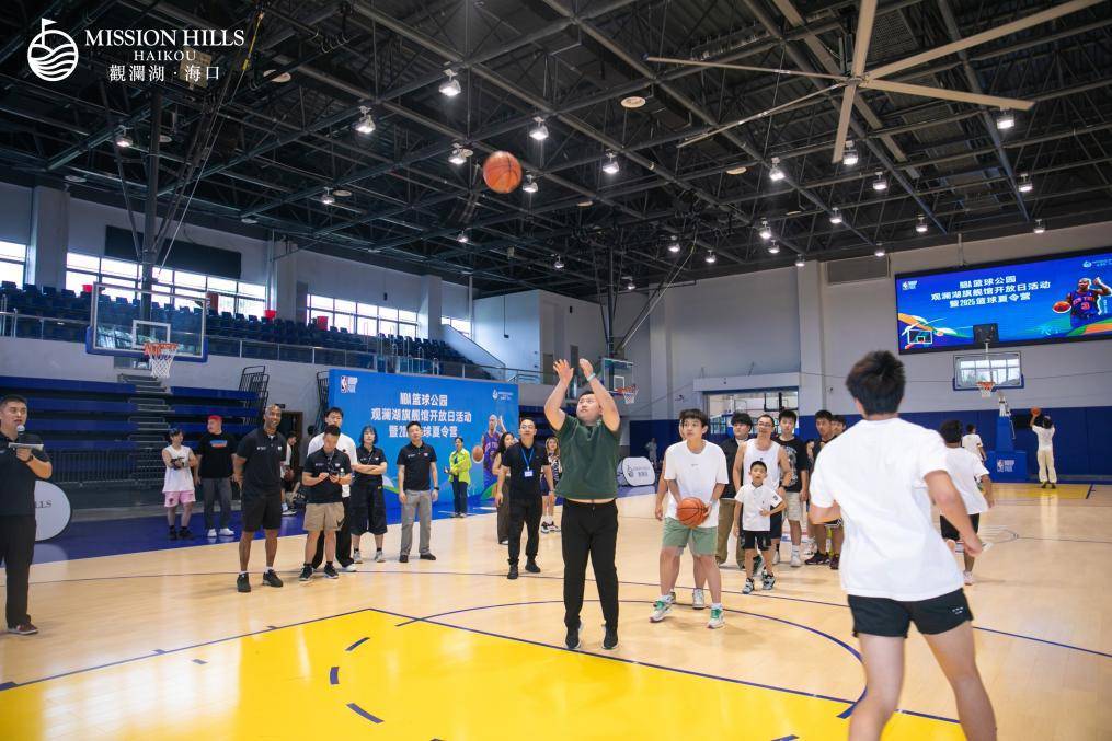 NBA籃(lán)球公园海口观澜湖旗艦(jiàn)馆开放日暨2025籃(lán)球夏令营开营,斯蒂芬·马布里现身助阵