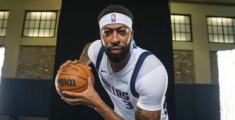 安东尼-戴(dài)维斯体态引起争议