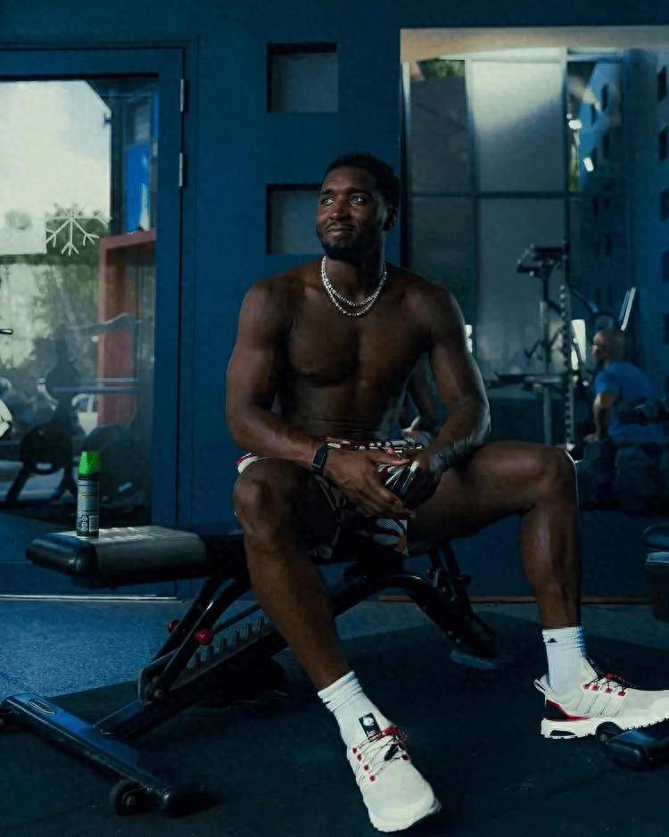 生涯首次一阵!多诺万-米(mǐ)切尔ins晒出训练和(hé)休闲照