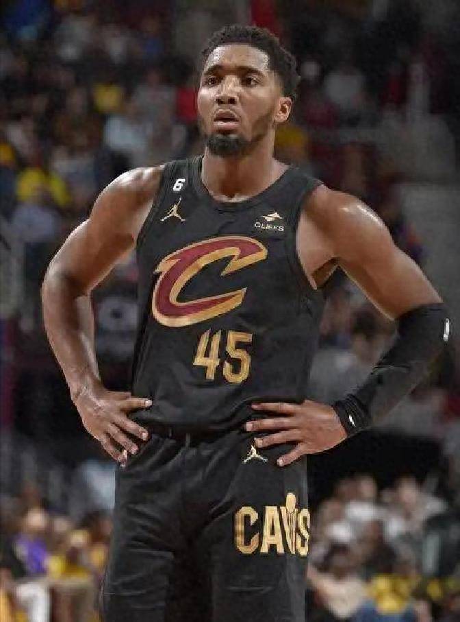 13顺位逆袭！多諾(nuò)万·米(mǐ)切尔成顶级分卫，与布克哈登比肩缺荣誉？