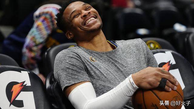 NBA传奇球(qiú)星拉塞尔·威斯布鲁尅(kè)在游艇上打篮球(qiú)，保持状态