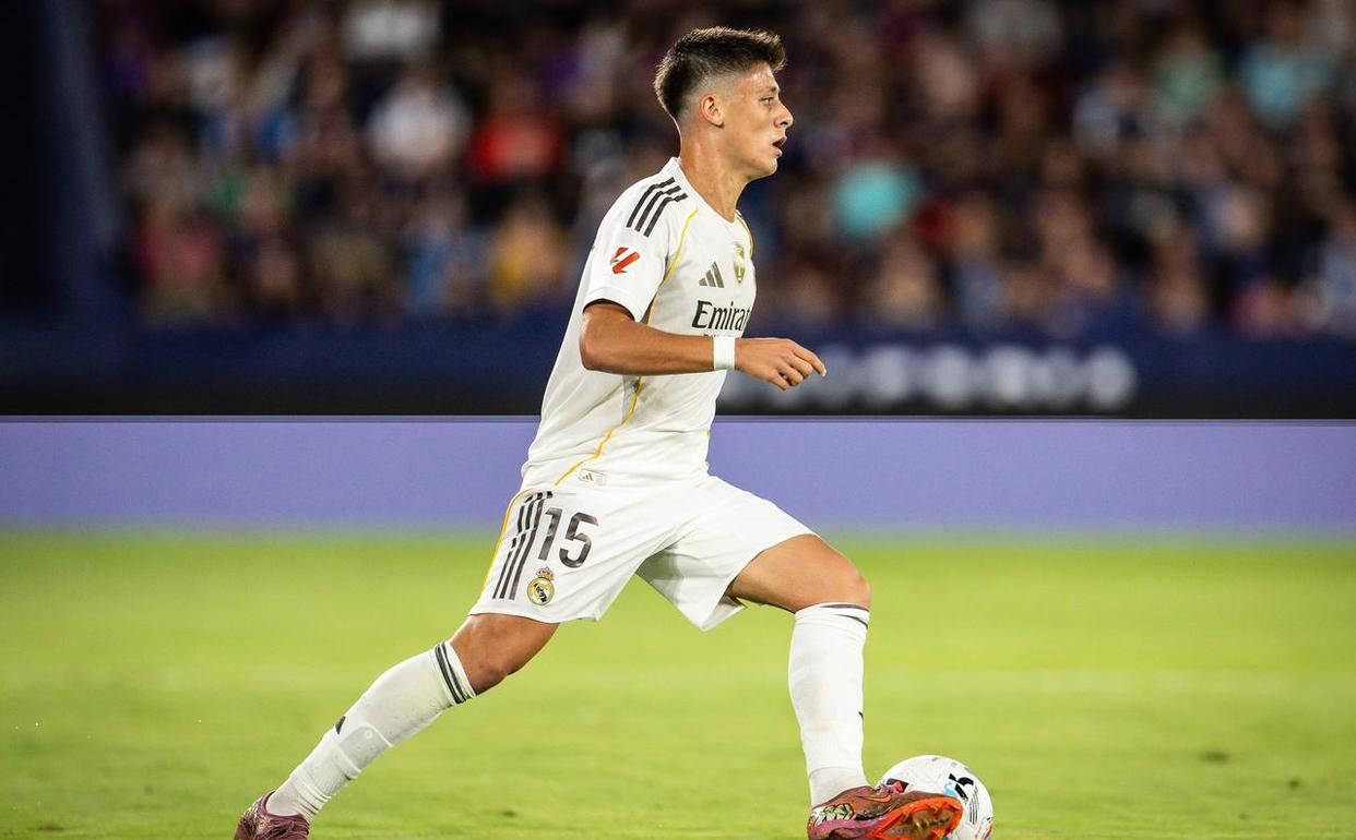 姆巴(bā)珮(pèi)神奇(qí)进球,居莱尔大师级助攻辅佐