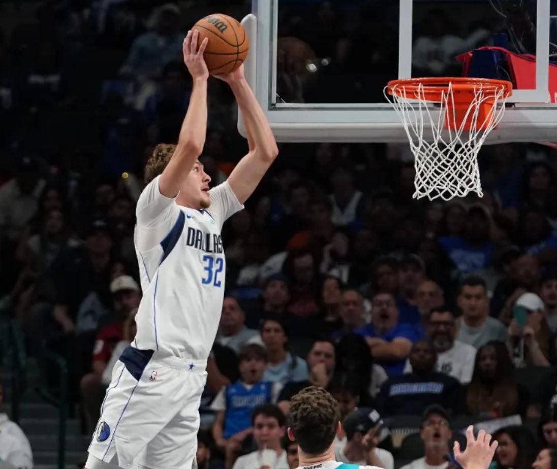 小牛状元弗拉格首秀惊艳!抢断一(yī)条龍(lóng)妙传助攻表现出色