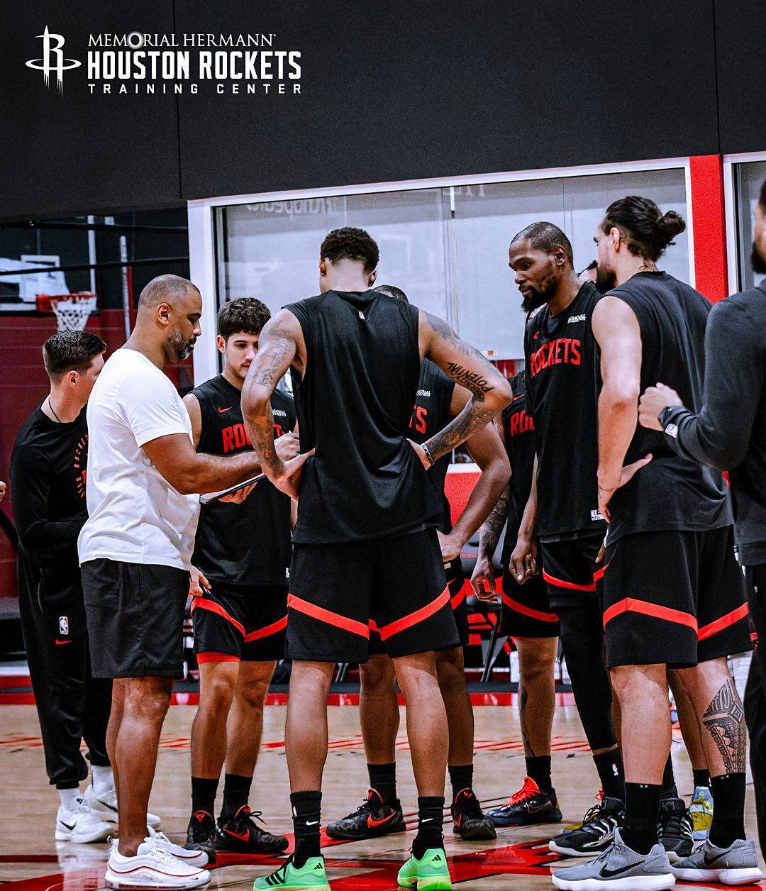 火箭训练赛场激(jī)烈對(duì)抗，申京隔扣亚当斯，小史密斯暴扣两人