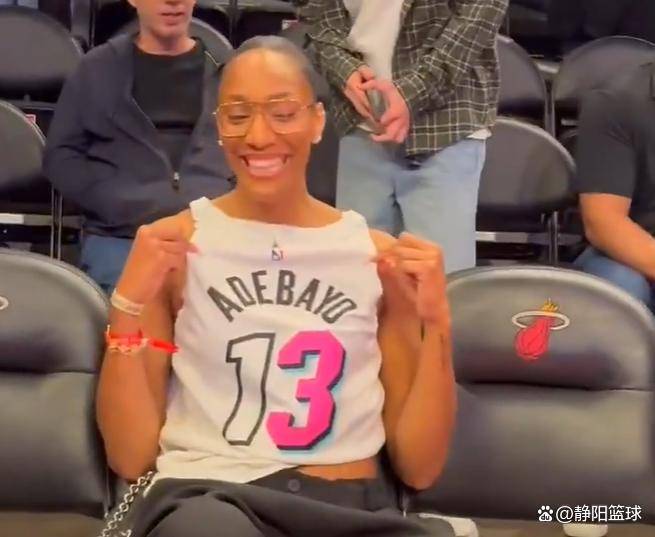 NBA情侣！威尔逊身穿男友球衣亮相(xiāng)热火(huǒ)主場(chǎng)，場(chǎng)边为阿(ā)德巴约助威